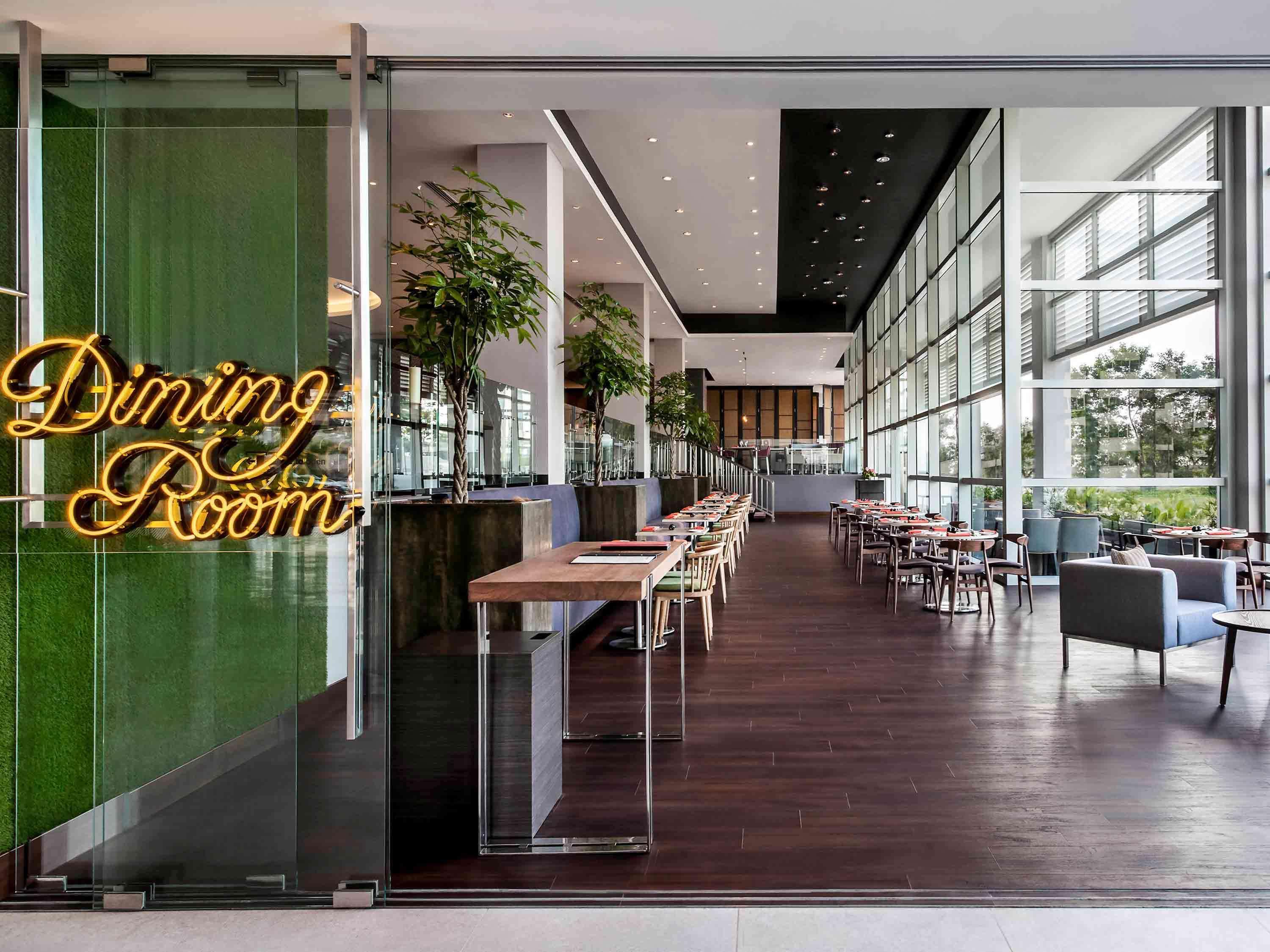 Pullman Miri Waterfront Hotel Exterior photo Dining Room