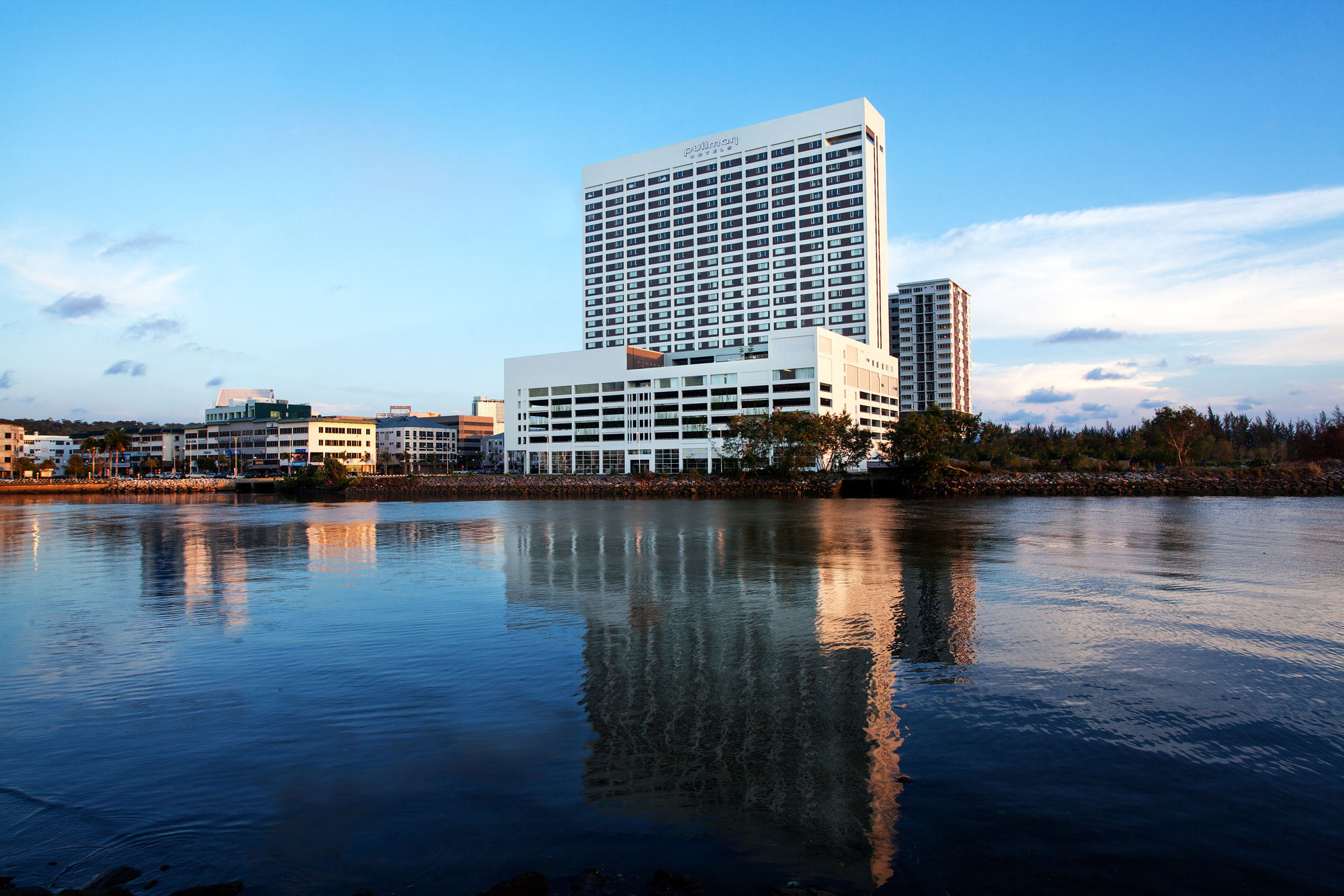 Pullman Miri Waterfront Hotel Exterior photo The hotel in 2011